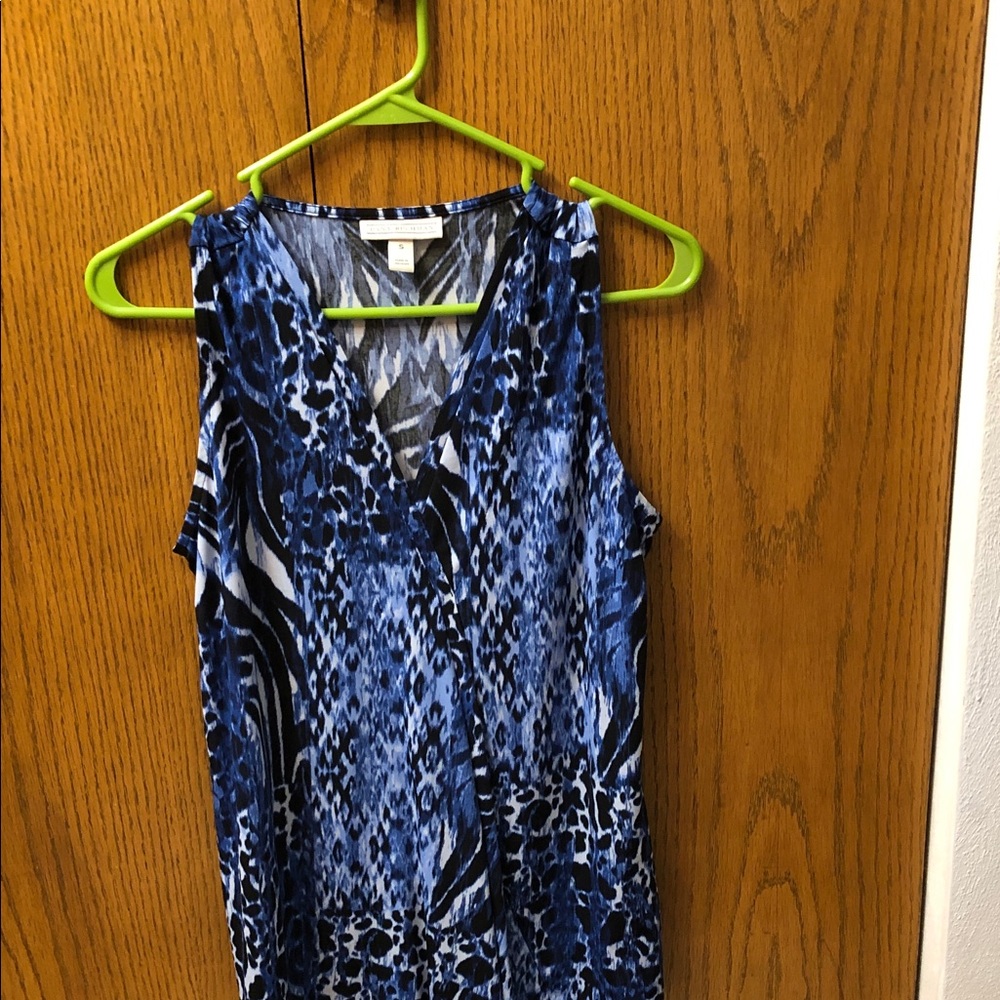 Blouse, sleeveless, size small, v-neck,
95% poly, longer in length